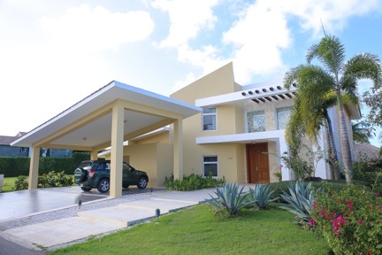 HOUSE IN COCOTAL BAVARO WITH AN AREA OF 500 M2, PLOT AREA OF 2000M2<br>